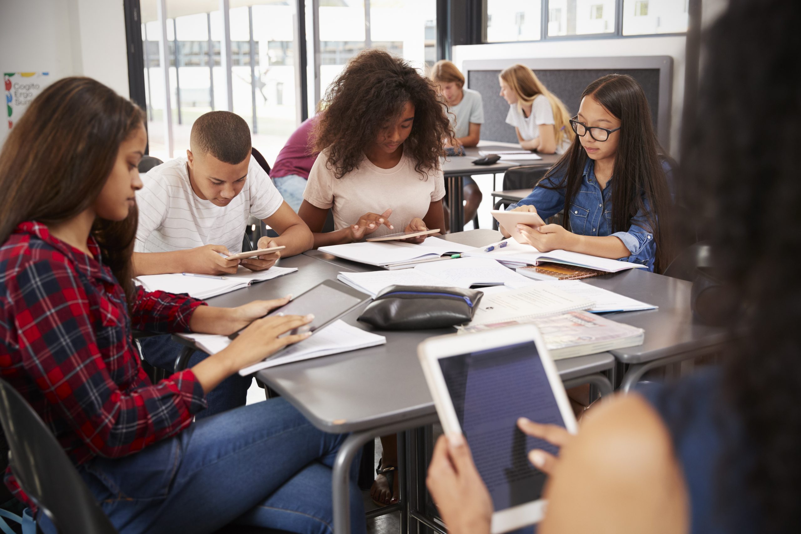 Featured Image for What is Hybrid Learning? Benefits and Tips for Teachers